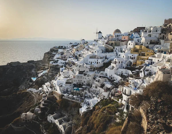 Panoramiczny Widok Wioskę Oia Tradycyjną Białą Architekturą Wiatrakami Wyspie Santorini — Zdjęcie stockowe