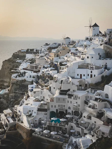 Panoramiczny Widok Wioskę Oia Tradycyjną Białą Architekturą Wiatrakami Wyspie Santorini — Zdjęcie stockowe
