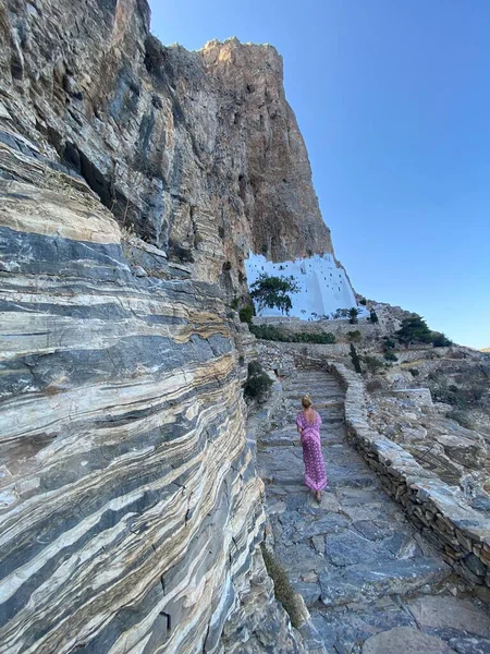 Femme Suivant Escalier Pour Visiter Monastère Orthodoxe Panagia Hozoviotissa Sur — Photo