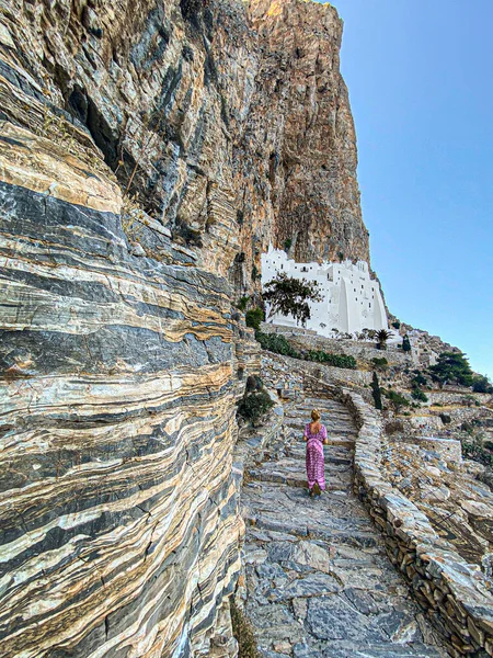 Cyclades Amorgos岛上前往Panagia Hozoviotissa东正教修道院的妇女 — 图库照片