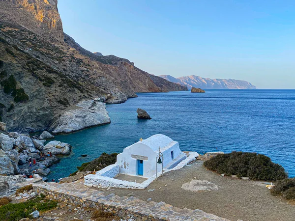 Pláž Agia Anna Malou Bílou Kapličkou Ostrov Amorgos Kyklady Řecko — Stock fotografie