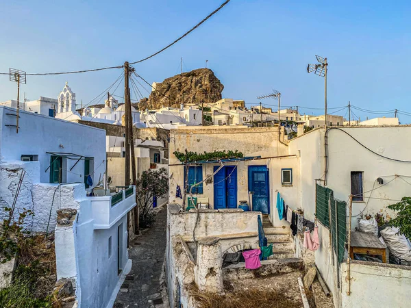 希腊Chora村的行人街围绕着希腊Cyclades爱琴海Amorgos岛的一块大石头建造 — 图库照片