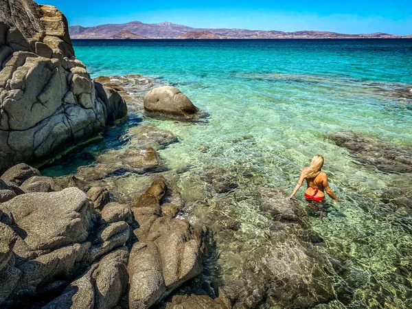 Oigenkännlig Kvinna Röd Bikini Stående Vattnet Havet Naxos Grekland — Stockfoto