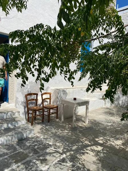 Twee Stoelen Een Tafel Een Schaduwrijk Terras Onder Een Acacia — Stockfoto