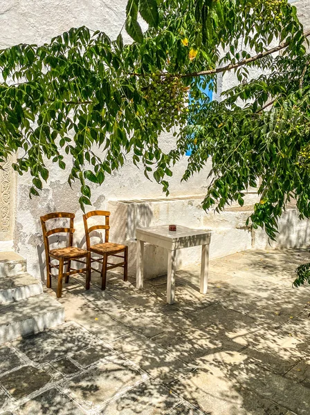 Dos Sillas Una Mesa Una Terraza Sombreada Bajo Árbol Acacia — Foto de Stock