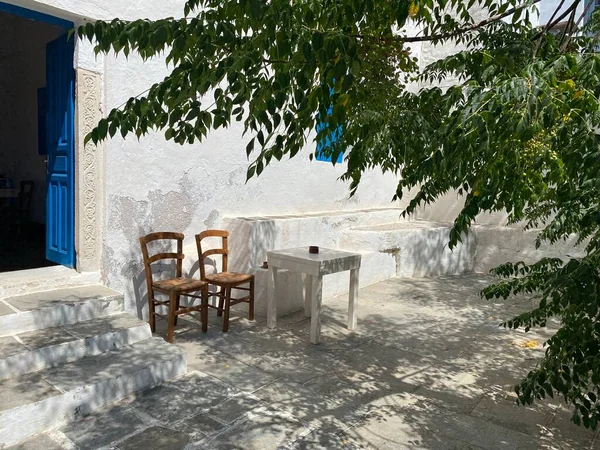 Δύο Καρέκλες Και Ένα Τραπέζι Μια Σκιασμένη Βεράντα Κάτω Από — Φωτογραφία Αρχείου