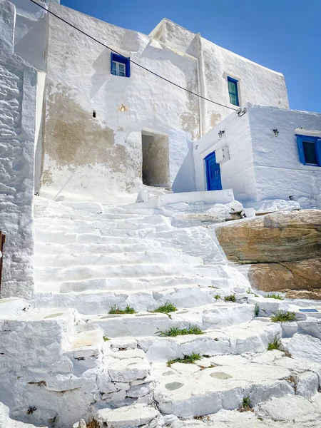 Kastro村的传统希腊建筑 粉刷过的墙壁和蓝色大门 — 图库照片