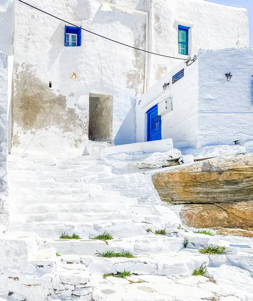 Παραδοσιακή Ελληνική Αρχιτεκτονική Σκάλες Ασβεστωμένοι Τοίχοι Και Μπλε Πόρτες Στο — Φωτογραφία Αρχείου