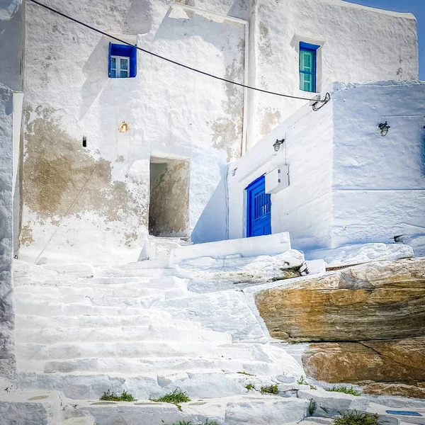 Traditionele Griekse Architectuur Trappen Witgekalkte Muren Blauwe Deuren Het Dorp — Stockfoto