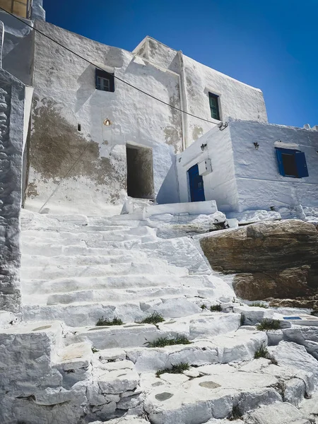 Παραδοσιακή Ελληνική Αρχιτεκτονική Σκάλες Ασβεστωμένοι Τοίχοι Και Μπλε Πόρτες Στο — Φωτογραφία Αρχείου