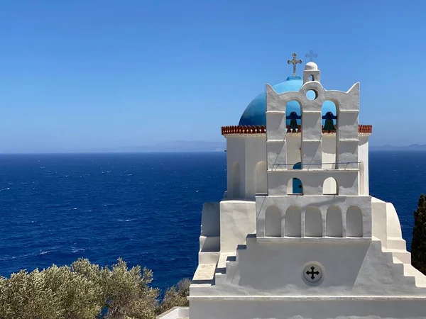 Tradycyjna Dzwonnica Niebieska Kopuła Prawosławnych Białych Kościołów Wyspa Sifnos Grecja — Zdjęcie stockowe