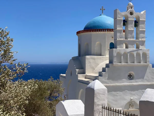 Tradiční Zvonice Věž Modrá Kopule Pravoslavných Bílých Kostelů Ostrov Sifnos — Stock fotografie