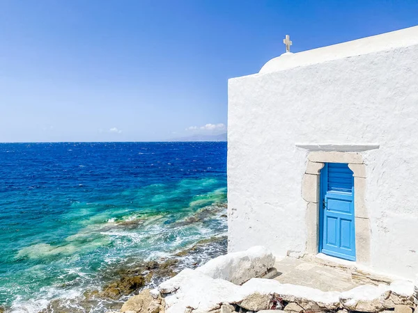 一座典型的希腊东正教教堂的美丽细节 白色的墙和蓝色的门 靠近爱琴海 — 图库照片