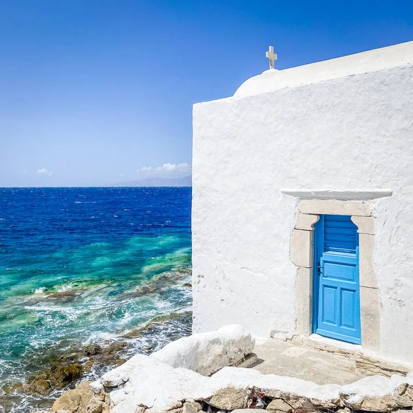 Krásné Detaily Typického Řeckého Ortodoxního Kostela Bílou Zdí Modrými Dveřmi — Stock fotografie