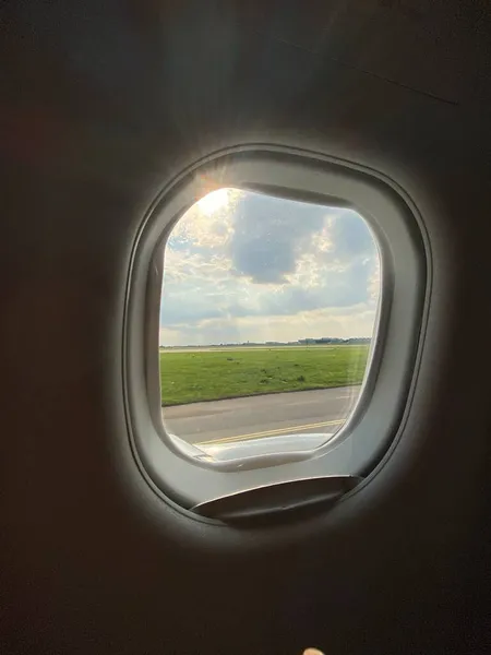 Aeropuerto Aeródromo Visto Través Una Ventana Del Avión Antes Del — Foto de Stock