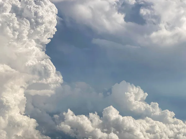 Nuages Blancs Denses Contrastant Avec Les Coudes Gris — Photo