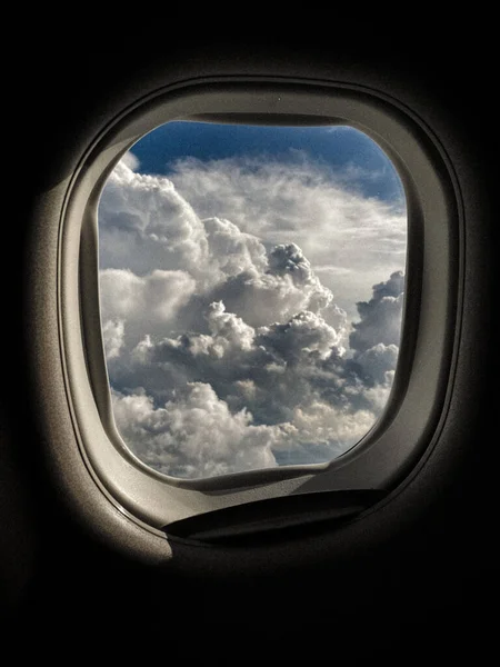 Cloudscape Δει Μέσα Από Ένα Παράθυρο Του Αεροπλάνου Που Φέρουν — Φωτογραφία Αρχείου