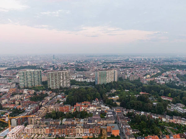 布鲁塞尔首都区和郊区的空中全景前景 灰暗落日下从甘山市俯瞰风景 — 图库照片