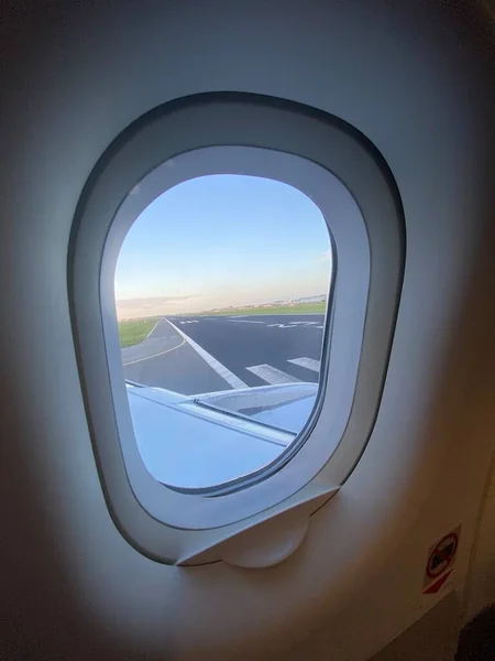 Αεροπλάνο Ορατό Από Παράθυρο Αεροπλάνου Πριν Από Την Απογείωση Μετά — Φωτογραφία Αρχείου