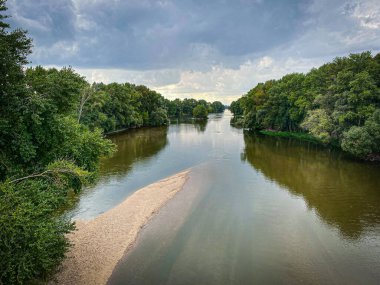 Loire nehirleri bir sonraki turlar, bulutlar ve yeşil yapraklarla yaz manzarası, Loire vadisi, Fransa