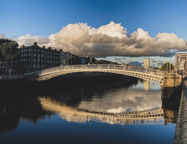 Gün batımında Liffey nehri üzerinde yarım peni köprü, Dublin City, İrlanda