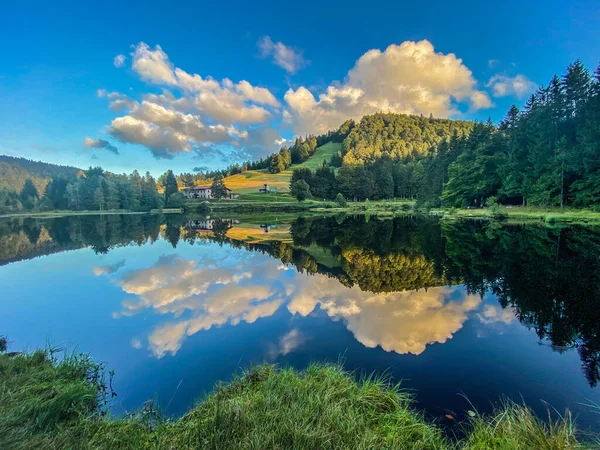 Nuvens Bonitas Reflexão Água Lago Lispach Bresse Vosges — Fotografia de Stock