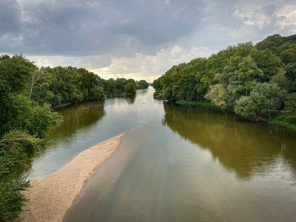 次のロワール川ツアー 雲と緑の葉で夏の景色 ロワール渓谷 フランス — ストック写真