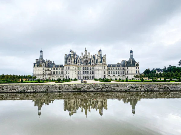 Širokoúhlý Pohled Zámek Chambord Údolí Loiry Zahradami Oblačný Den Odraz — Stock fotografie