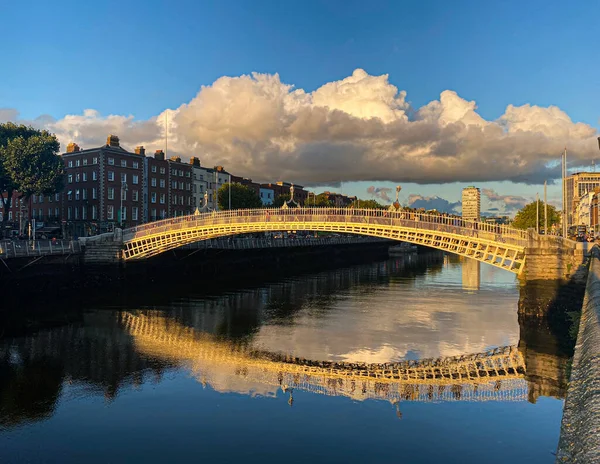 Gün batımında Liffey nehri üzerinde yarım peni köprü, Dublin City, İrlanda