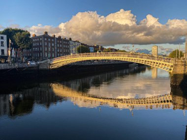 Gün batımında Liffey nehri üzerinde yarım peni köprü, Dublin City, İrlanda