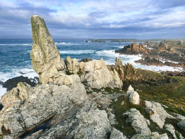 Arkaplanda deniz ve ufuk çizgisi olan Ushan kırsal manzarası, Brittany, Fransa