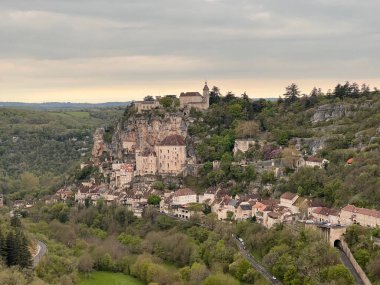 Fransa 'nın güneybatısındaki Rocamadour bölgesinde güzel bir köy. Kutsal Bakire Meryem 'in mabedi yüzyıllardır hacıları cezbediyor..