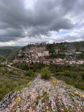 Fransa 'nın güneybatısındaki Rocamadour bölgesinde güzel bir köy. Kutsal Bakire Meryem 'in mabedi yüzyıllardır hacıları cezbediyor..