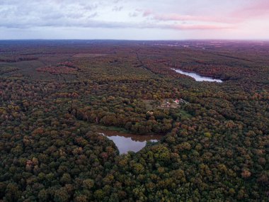 Montperche göleti üzerinde gün batımı, etang de Montperche, Sologne, Loir-et-Cher, Fransa 'da Neuvy' de. Bu gölet Chambord kalesinin yanında yer almaktadır.
