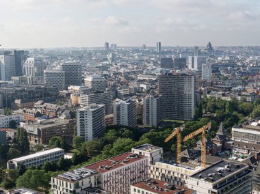 Brüksel, Belçika - 12 Mayıs 2022: Brüksel kentsel manzarası. Ofis bölgesi yerleşim alanındaki binalarla karışmış..