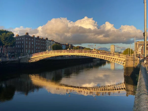 Gün batımında Liffey nehri üzerinde yarım peni köprü, Dublin City, İrlanda
