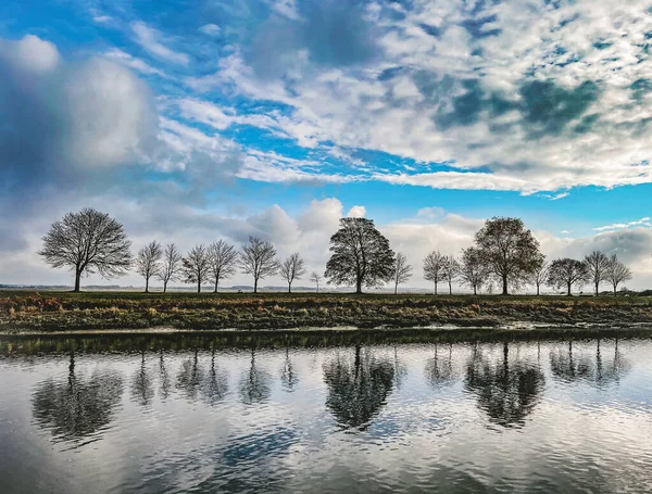 Alberi Paesaggi Nuvolosi Sulla Riflessione Dell Acqua Saint Valery Sur — Foto Stock