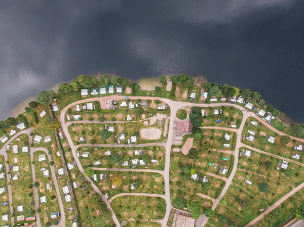 湖の水 ヴォーグ フランスの隣にロンジャーマー湖キャンプ場の空中ビュー — ストック写真