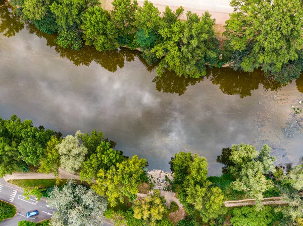 次のロワール川上から見たツアー 水と緑の葉に雲の反射と夏の景色 ロワール渓谷 フランス — ストック写真