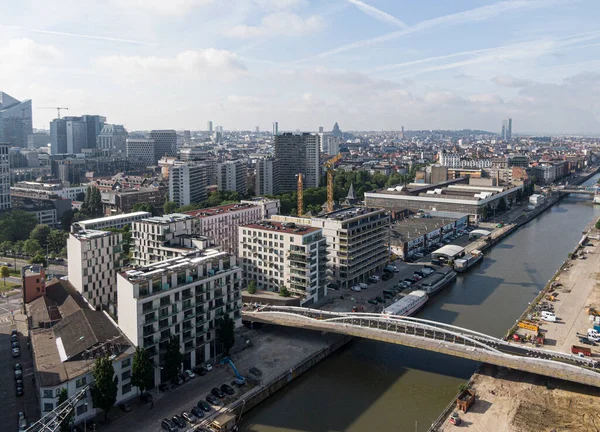 ベルギー ブリュッセル2022年5月12日 ブリュッセル市内の都市景観 川の運河がブリュッセルを横断し 建設中の自転車や歩行者のための橋があります 背景には — ストック写真