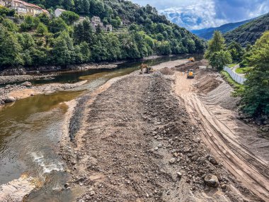 Hidroelektrik barajın su deposunda bakım işleri.