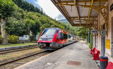 Villefort, Fransa, Eylül: SNCF treni Fransa 'nın Occitanie eyaletinin Lozre kentindeki Villefort kentindeki eski ve küçük bir dağ istasyonuna geliyor.