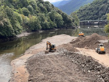 Hidroelektrik barajın su deposunda bakım işleri.