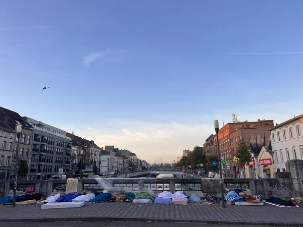 Brusel Belgie Říjen 2022 Několik Migrantů Čeká Regularizaci Spících Mostě — Stock fotografie