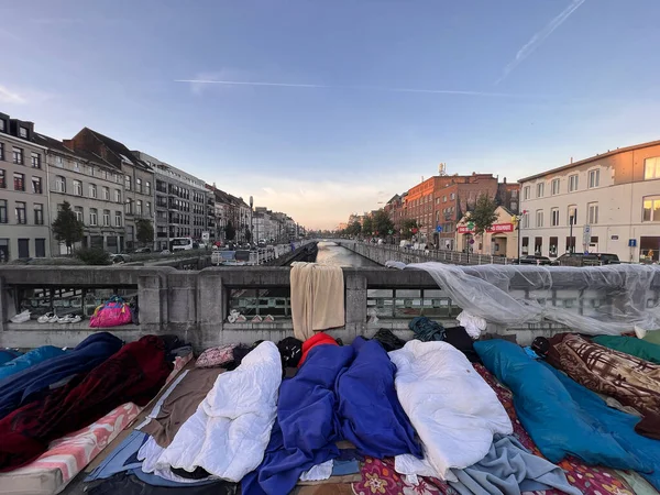 Bruxelas Bélgica Outubro 2022 Vários Migrantes Aguardam Regularização Dormindo Chão — Fotografia de Stock