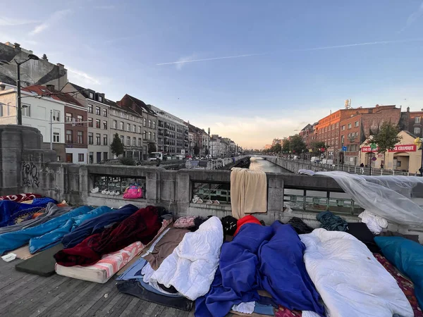 ブリュッセル ベルギー 2022年10月 運河と プチシャトー レセプションセンターの近くに ブリュッセルの橋の上で定期的に寝るのを待っているいくつかの移民 — ストック写真