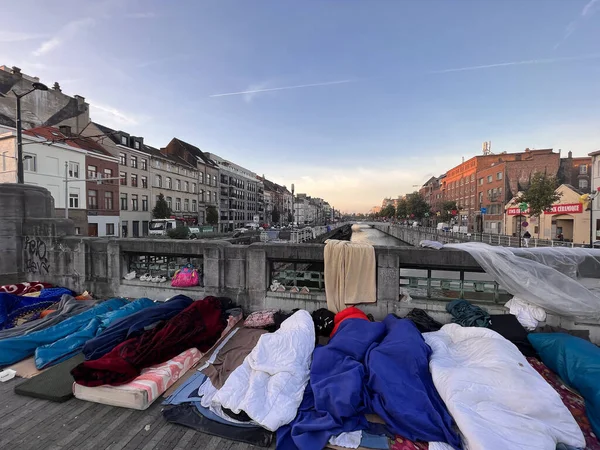 ブリュッセル ベルギー 2022年10月 運河と プチシャトー レセプションセンターの近くに ブリュッセルの橋の上で定期的に寝るのを待っているいくつかの移民 — ストック写真