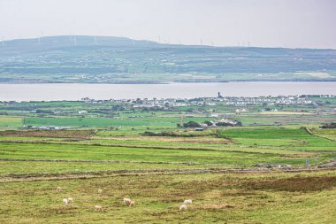 Moher Cliffs, County Clare, İrlanda 'dan Liscannor Manzarası