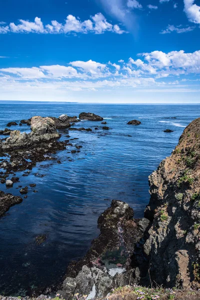 加利福尼亚州布拉格堡海岸的岩石 — 图库照片