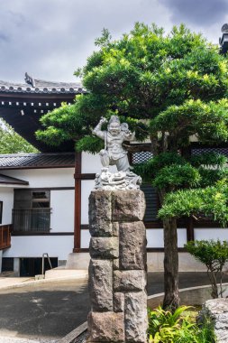 Tokyo, Japonya, Asya - 8 Eylül 2019: Chokoku Tapınağı Bahçesinde Heykel